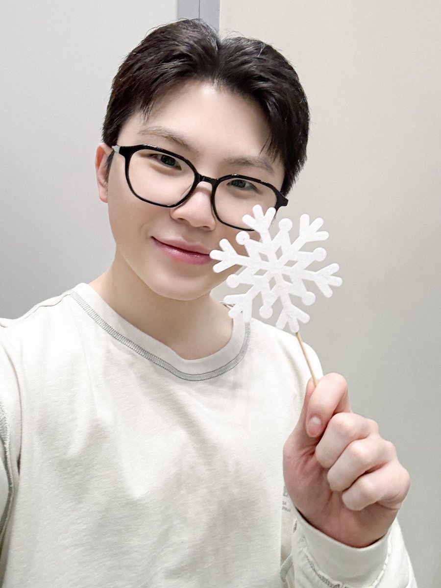 pledis_17's tweet photo. 캐럿을 위해 준비한 세븐틴의 선물🎁

▶️ https://t.co/D3oObEoXf9

#SEVENTEEN #세븐틴
#Happy_Holidays #해피홀리데이 https://t.co/KsAaYkAD5S