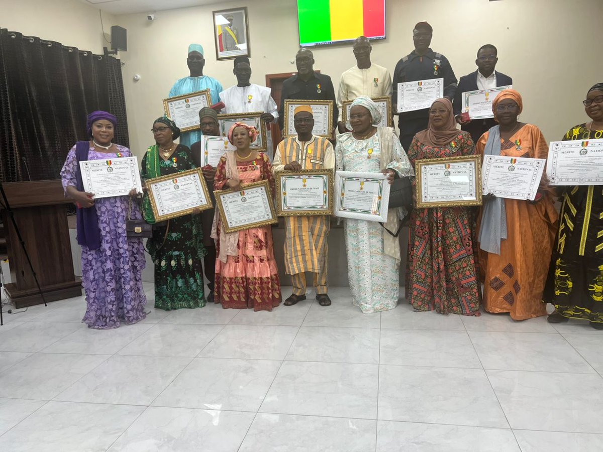 dgr_ml's tweet photo. Cérémonie de remise de distinction aux agents du département des infrastructures et des transports. 
Les récipiendaires, sont au nombre de 15, dont 5 chevaliers de l’ordre nationale et 10 effigies abeilles. 
C. COM DGR https://t.co/XHIbNLxVm1