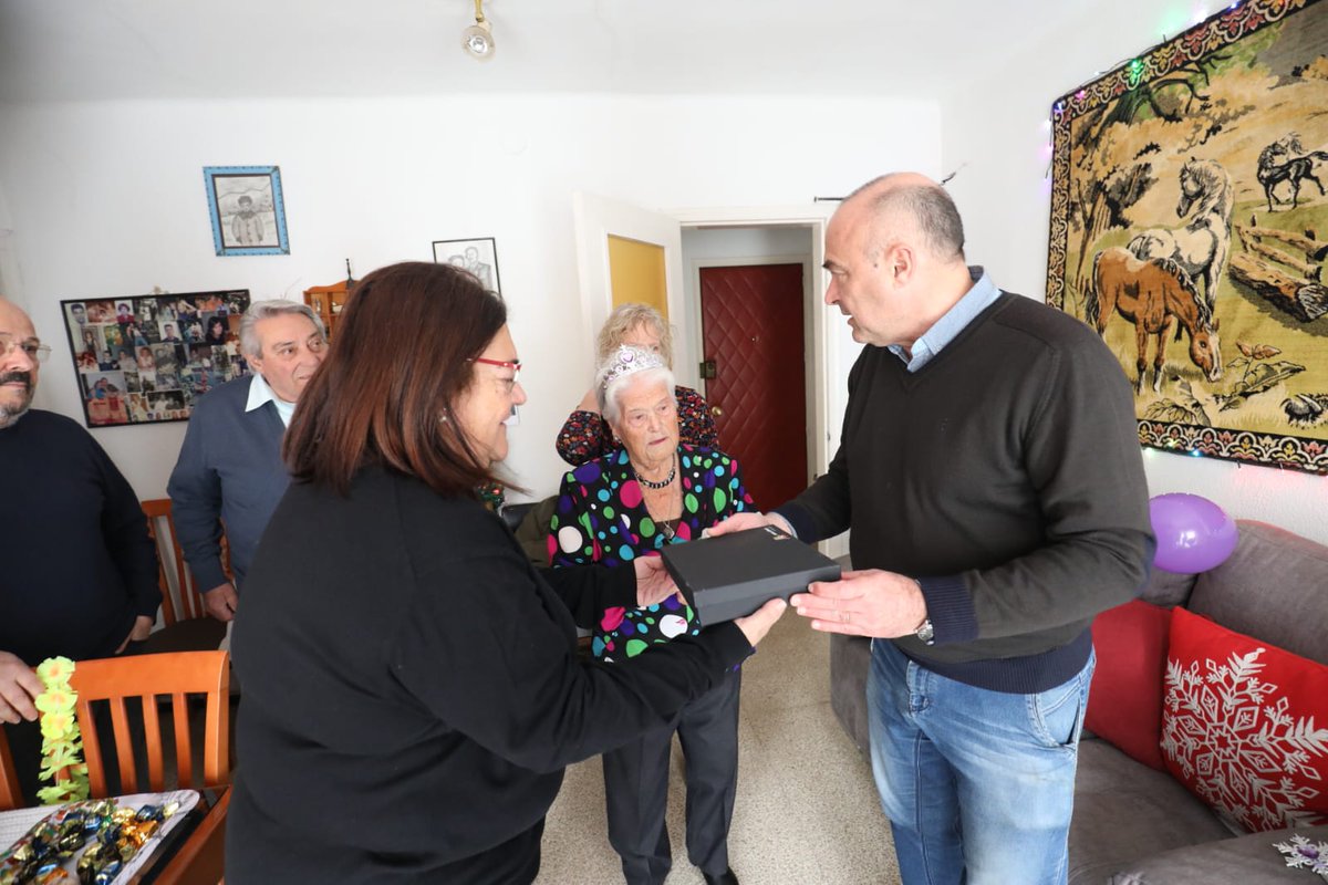 🎉 Avui hem celebrat els 100 anys de la masnovina Maria Rigueiro Tallos! 🎂🌟

👏 L’alcalde i la regidora de Gent Gran l’han visitat per felicitar-la en aquest dia tan especial. 

Per molts anys, Maria! 💐✨