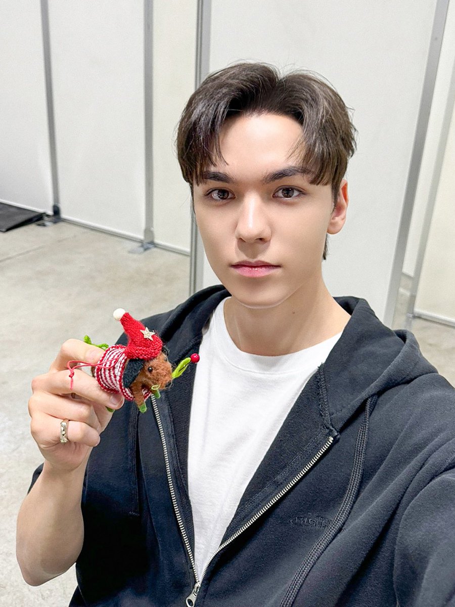 pledis_17's tweet photo. 캐럿을 위해 준비한 세븐틴의 선물🎁

▶️ https://t.co/D3oObEoXf9

#SEVENTEEN #세븐틴
#Happy_Holidays #해피홀리데이 https://t.co/STV26LU9D5