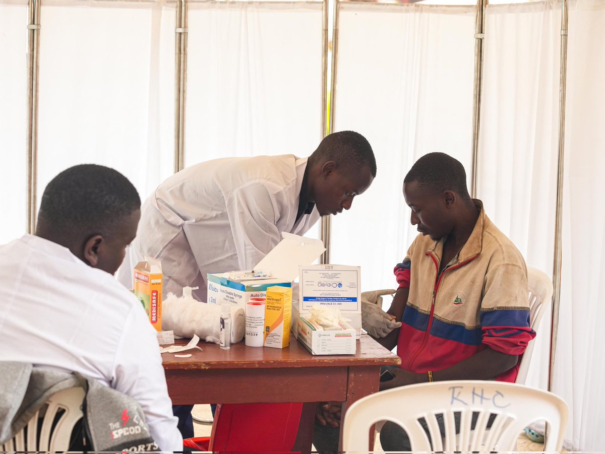 reachahand's tweet photo. This festive season, #ReachAHandClinic is gifting communities in Mbarara with free essential medical services, including HIV testing and counseling, family planning, and health education.

Today, we are in Kakoba Mbarara City and we are thrilled by the overwhelming turn up of people for these services, fueling our drive to extend these services to more communities throughout the season.

#RAHUFestiveGiveAway #KaterezaFestival24 #MerryChristmas2024