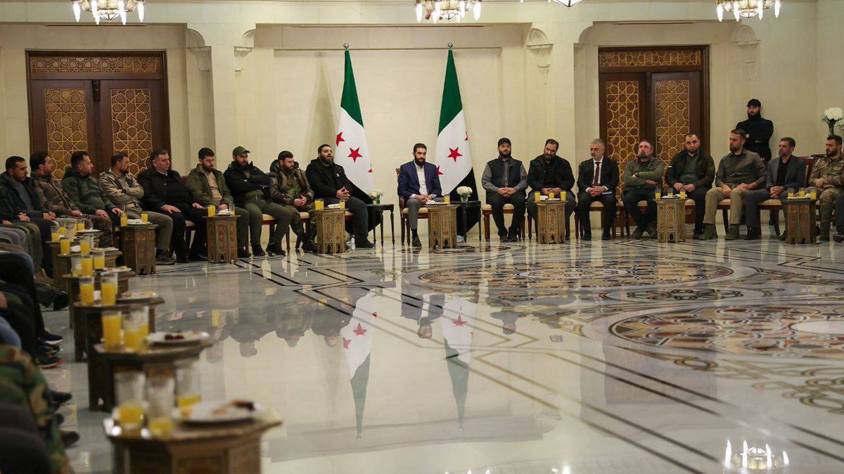 Morasul_3td's tweet photo. اجتماع القيادة العامة لإدارة العمليات العسكرية مع فصائل الثورة لمناقشة دمج الفصائل تحت مظلة وزارة الدفاع في سوريا الجديدة.

#مراسل_الجبهة_الشامية
https://t.co/yZ6l84jA3i https://t.co/a6AZ4BDuGP