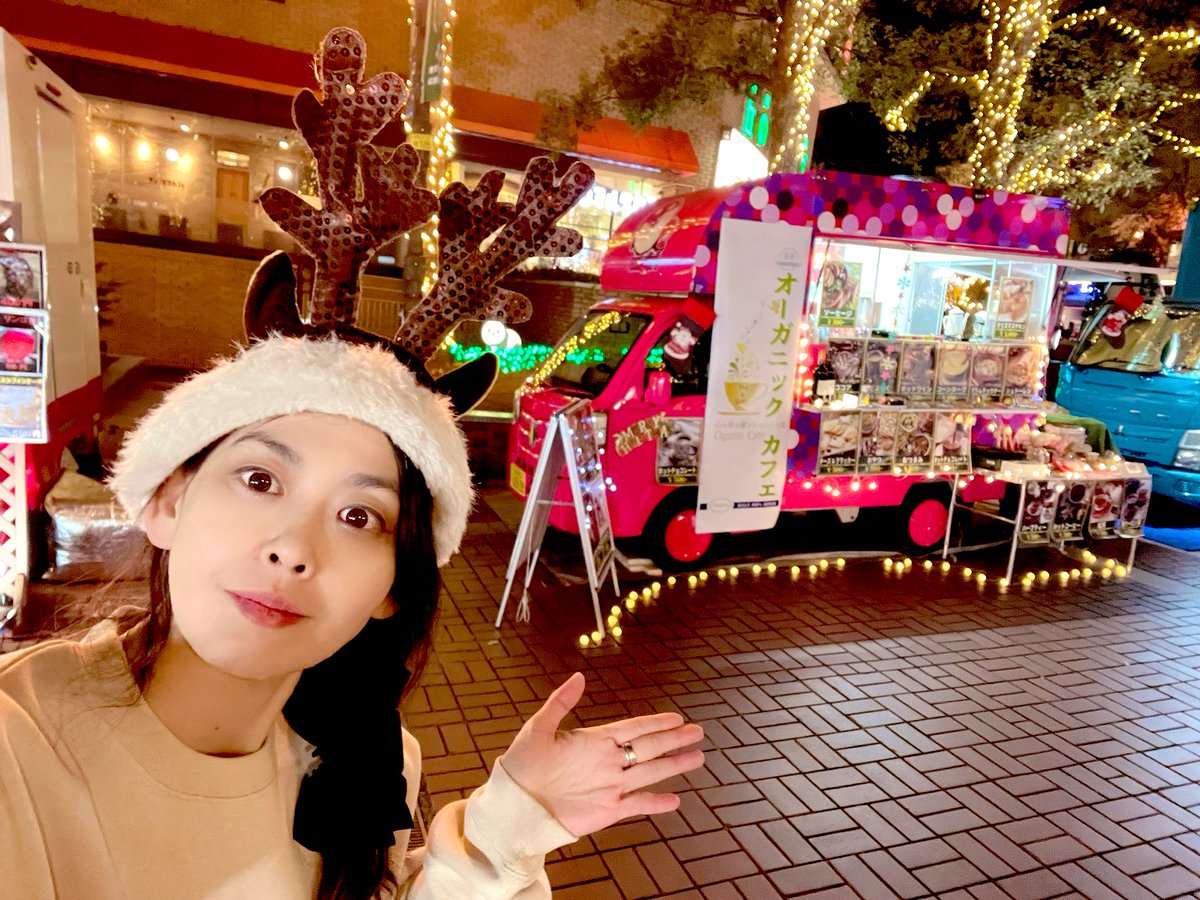 Shiinalys's tweet photo. イブですね🎅🎄🔔✨

皆さん
メリーでクリスマスな時間を
お過ごし下さい☆

椎名は
#クリスマスナイトマーケット に
お越しの皆様へ

✨ホットなワイン🍷✨

というプレゼント…では無く
お飲み物や、お食事を、
ご提案しております⭐️

素敵な出会いが沢山💓
幸せ
明日15-18まで
お暇なら来てょね✨ https://t.co/uThHDYeb6u
