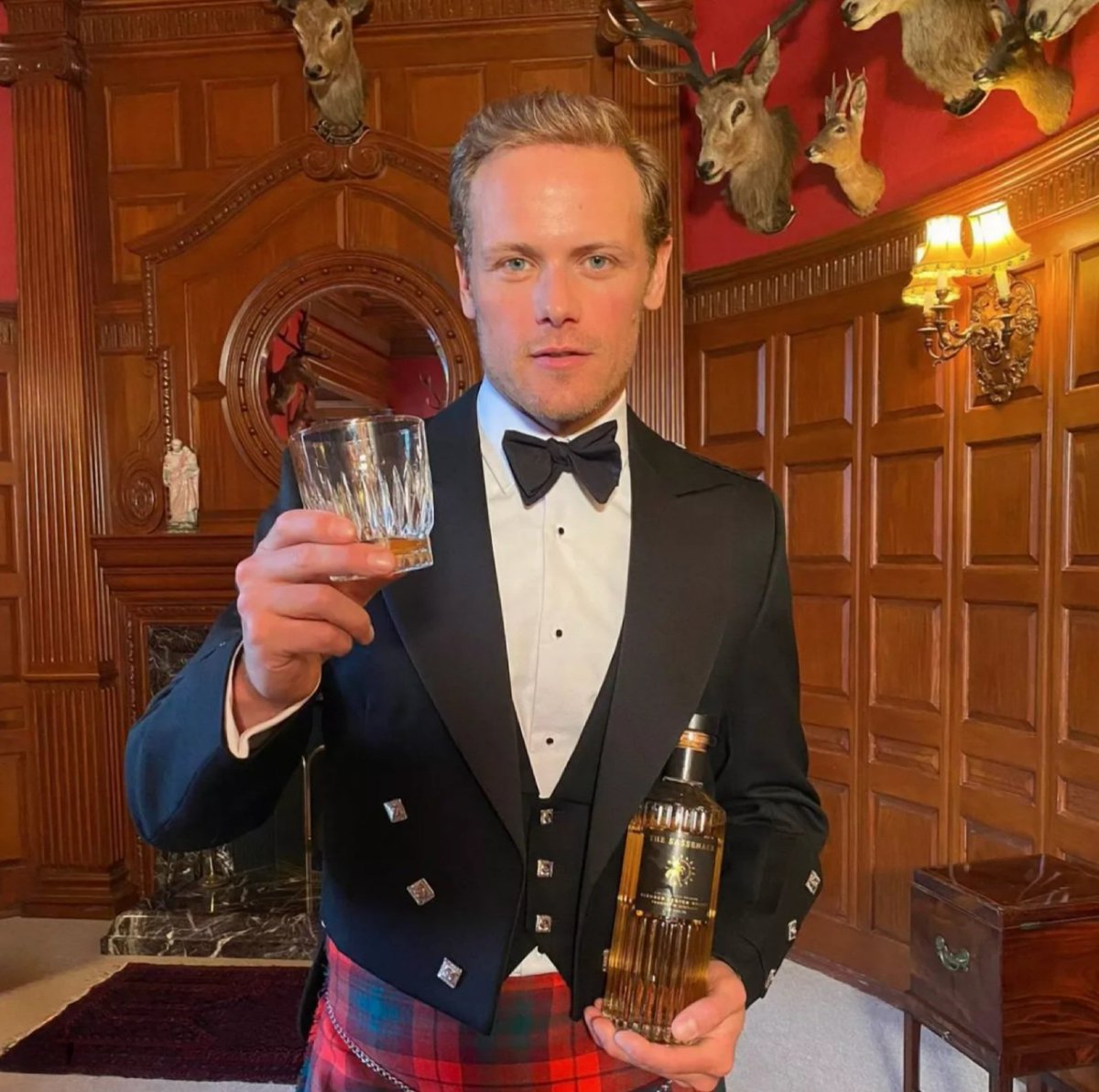 Have a wonderful Christmas surrounded by those you love.🎅🎄
Slainte Mhath 🥃
#SamHeughan