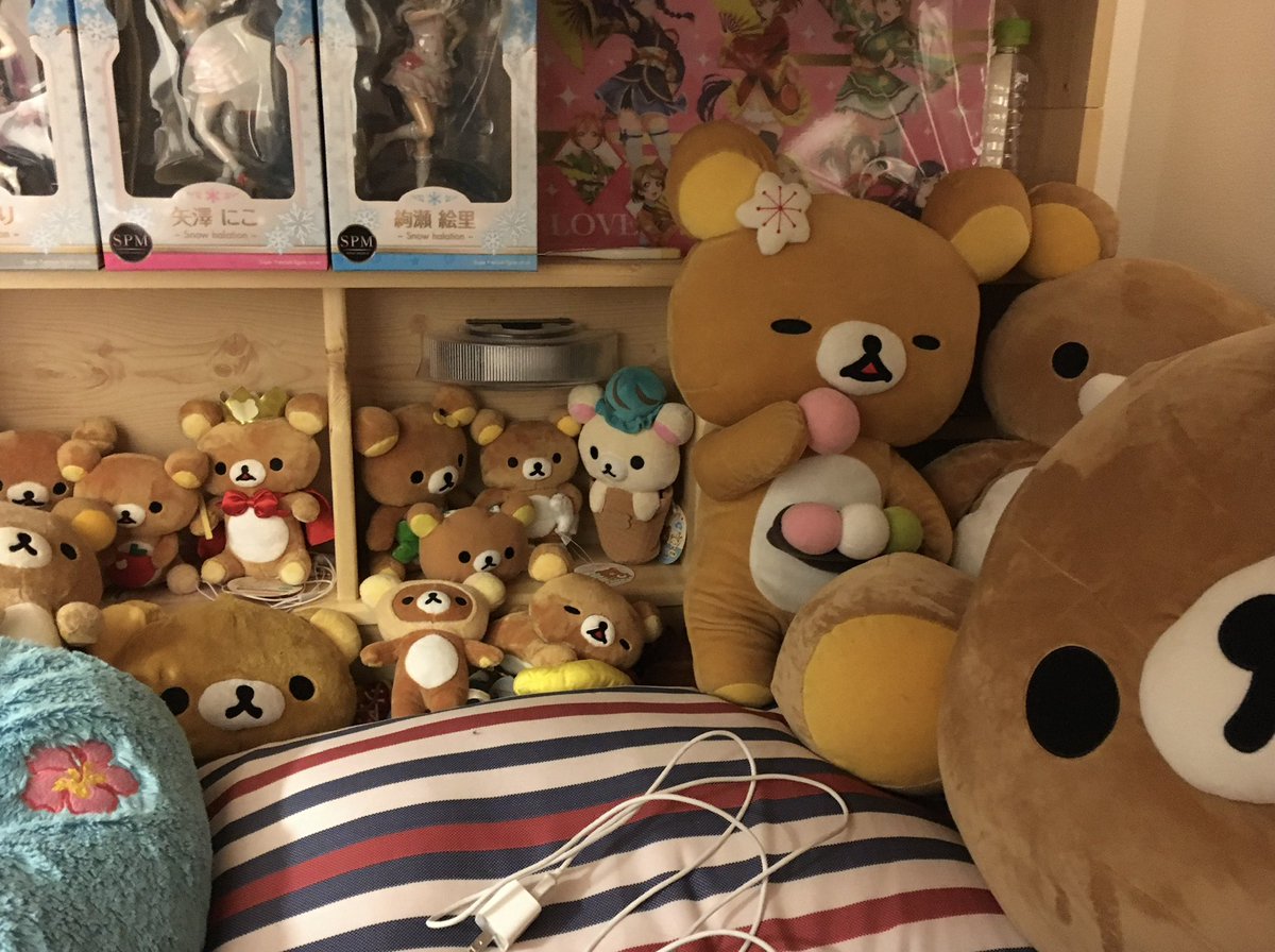 aki17n's tweet photo. クソデカリラックマにベッド8割占領されてた
#部屋見ローレン https://t.co/Gd1iq4LQWo
