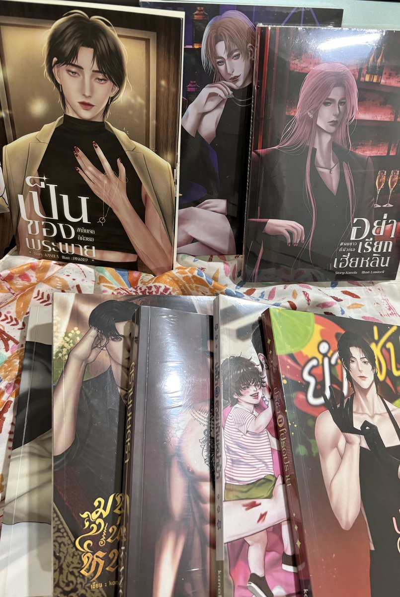 moobqxi's tweet image. 🎉✨ กิจกรรมส่งท้ายปีเก่า ต้อนรับปีใหม่! 

📚 ลุ้นรับนิยายจำนวน 8 เล่มจากนามปากกา kanola  

🔥สำหรับนักอ่านผู้โชคดี! (สุ่มแจก ไม่สามารถเลือกเรื่องได้ 1 คนต่อ 1 เล่ม) 🎁

💖 กติกาง่าย ๆ:
1️⃣ กด รีทวิต โพสต์นี้
2️⃣ Reply บอกว่า “ชอบนิยายเล่มไหน/อยากอ่านเรื่องไหน”

📅…