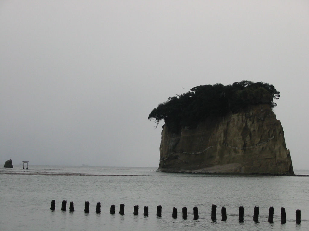 20年近く前、能登線が廃止になる直前、田舎の割に駅から次の駅まで距離が短い分、歩きやすいので、珠洲市内から見附島まで歩いたことがある。
