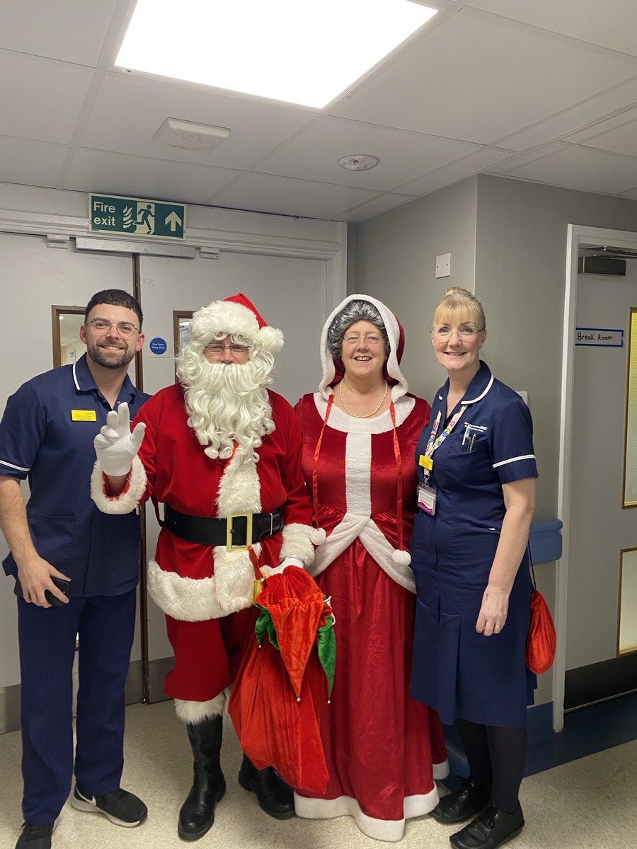 Very special visitors today on the RCU 
⁦<a href="/barnshospital/">Barnsley Hospital</a>⁩ 
⁦Took time out of their very busy day to come and see our patients and deliver presents ♥️♥️🎄
Merry Christmas to all from Team RCU ❤️