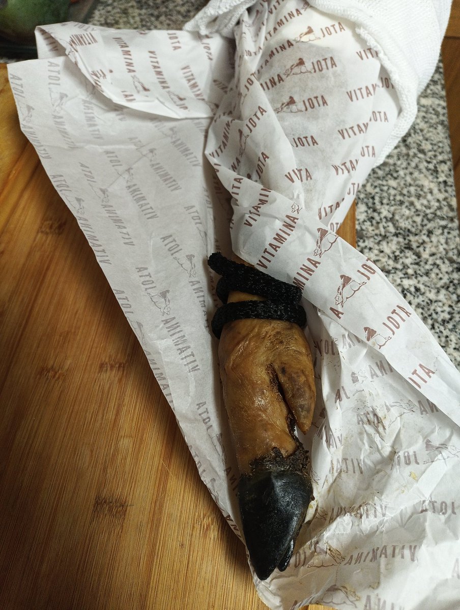 Esto sí que es un "unboxing" y lo demás son tonterías. Jamón del bueno #vitaminajota de <a href="/MaxiPortes/">Maxi - hago jamón</a> 👌🏻 Hoy estrenamos jamón y cuchillo 🥳