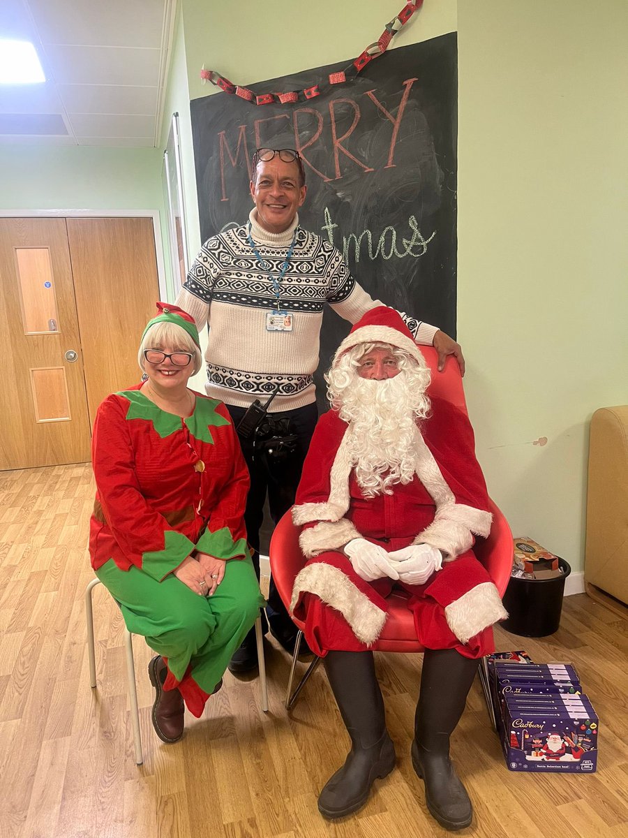 Santa and his Elf came to visit the young people at  Hope
Unit 🎅🏻👏🏻👏🏻👏🏻

#CAMHS #TheresHopeOnTheHorizon 

<a href="/ChrisMurrayAD/">Chris Murray</a> <a href="/gordonmilson/">Dr Gordon Milson</a> <a href="/PennineCareNHS/">Pennine Care NHS FT</a>