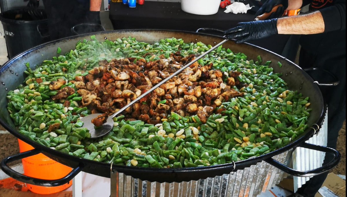 VlastimilWeiner's tweet photo. Štědrovečerní španělská paella solidarity ve Valencii s českou stopou kuchaře @VNojack z @hkcity. 1 000 porcí darovaných nemocným, opuštěným, seniorům, lidem postiženým říjnovými povodněmi. V ulicích Valencie je smutek dodnes patrný  Zahynulo přes 200 lidí. 🎥 📷 I. Juranová https://t.co/7IAgmjUerU