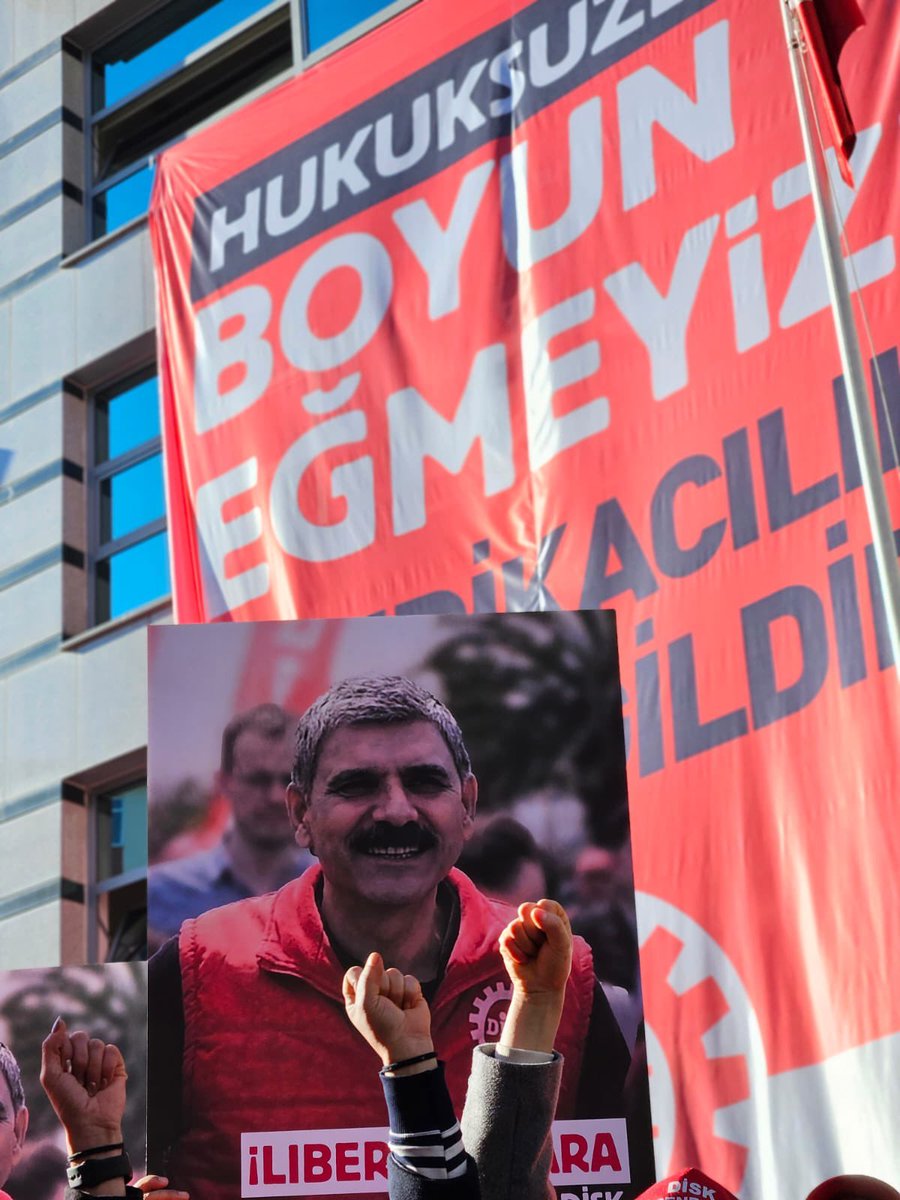 DİSK GENEL BAŞKAN YARDIMCISI REMZİ ÇALIŞKAN İÇİN TAHLİYE KARARI!
29 gündür haksız hukuksuz biçimde tutuklu olan DİSK Genel Başkan Yardımcısı Remzi Çalışkan için bugün mahkeme tahliye kararı verdi!
Yaşasın örgütlü mücadelemiz!
Yaşasın dayanışma! 
İnadına Sendika, İnadına DİSK!