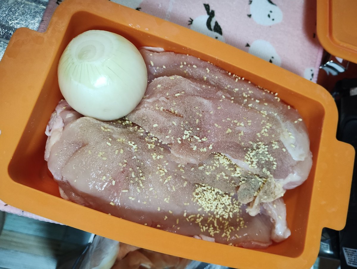 AtuPlp's tweet photo. クリスマスチキン
〜蒸し鶏むね肉に玉ねぎを添えて〜 https://t.co/Fa4WBHEnkb