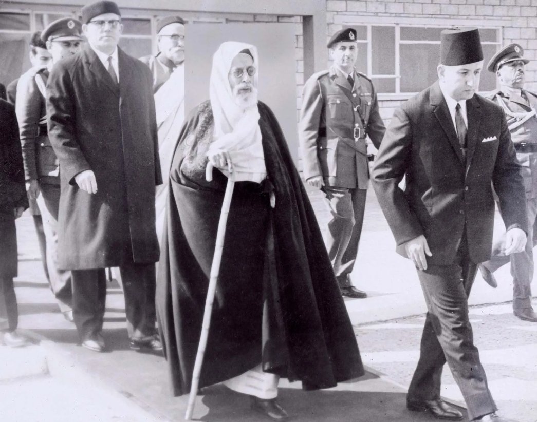 حَـيِّ إدريسَ سَلِيلَ الفاتِحين
إنهُ في ليبيا رَمزُ الجِهادّ

حمَلَ الرّايَةَ فينا باليمين
وتَبَعناهُ لتحرير البلادّ

فَانثَنَى بالمُلكِ والفتحِ المُبين
ورَكَزنا فوقَ هاماتِ النِّجادّ

رايةً.. حُرّةً..
ظَلّلَتْ بالعِزِّ أرجـآءَ الوطنّ