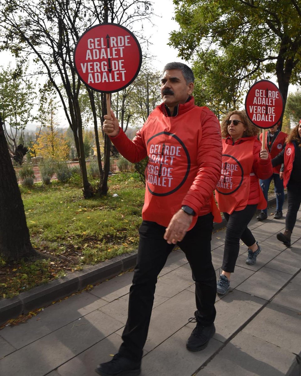 Hukuksuz bir şekilde gözaltına alıp tutuklanan #DİSK Genel Başkan Yardımcısı/ Genel İş Sendikası Genel Başkanı Remzi Çalışkan nihayet beraat etti.

Haksızlık ve hukuksuzluk sona erdi.
<a href="/diskinsesi/">DİSK</a> 
<a href="/DiSK_Genel_is/">Genel-İş</a> 
<a href="/RemziCaliskan_/">Remzi Çalışkan</a>