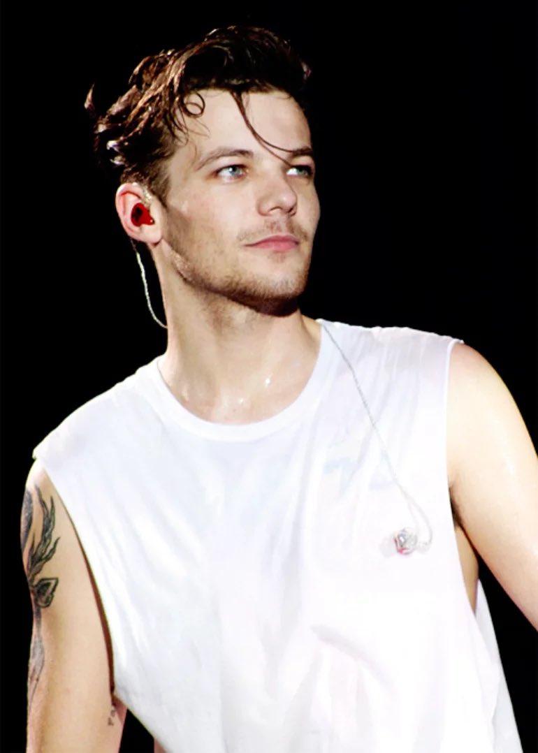 BuzzingPop's tweet photo. Happy 33rd birthday to the handsome and talented Louis Tomlinson. 🎂 https://t.co/7C7tplHu8N