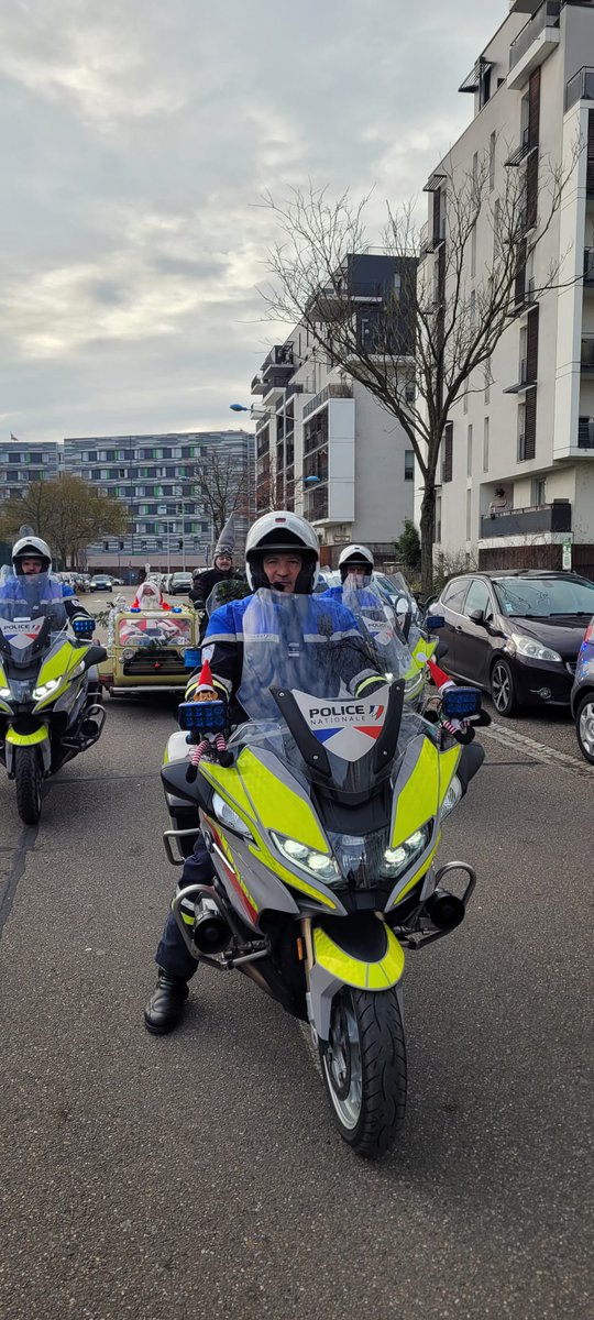 PoliceNat67's tweet photo. Que du bonheur aujourd'hui dans les rues de #Strasbourg.
Les motards de @policenat67 escortent le père Noël officiel de la @PoliceNationale pour le plus grand bonheur des enfants (Et des grands !) https://t.co/EPPAzQUFpE