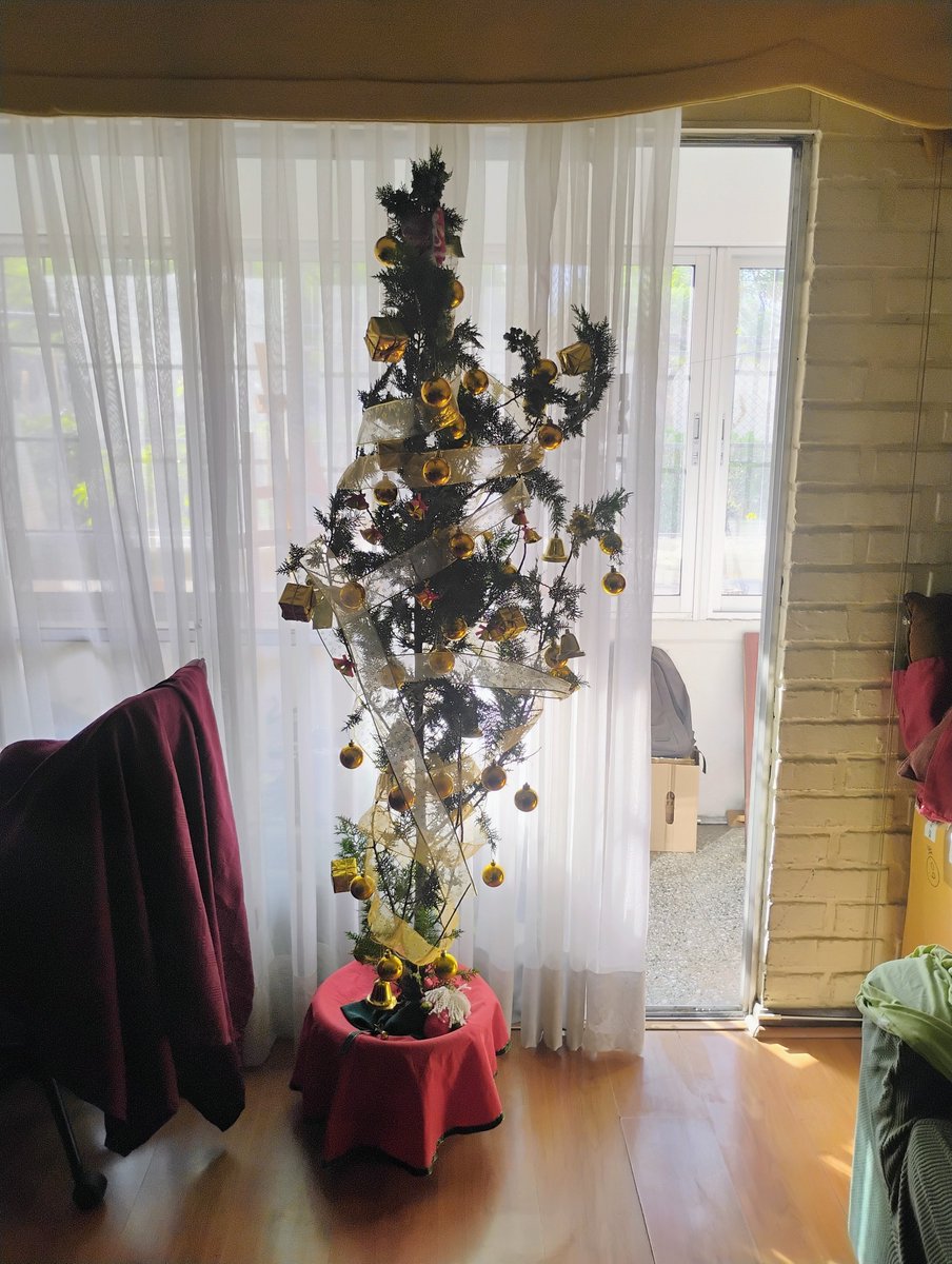 Perroloco800000's tweet photo. Hace varios días que ya había armado el árbol navideño, pero... Cómo hoy es 24 aprovecho de subir foto del árbol navideño 🎄🎄🎄. Y bueno.... Muy feliz navidad a todos y a todas y en especial a las chicas que le guste el bondage. Muy feliz navidad a todos y a todas 🎄🎄🎄🎄 https://t.co/4b6NQNJ6Fm