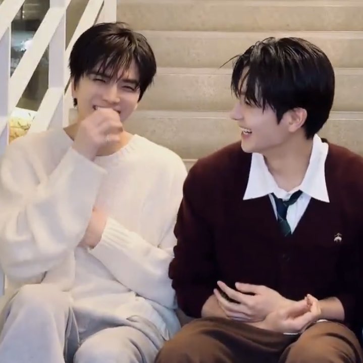 스물아홉으로보내주고싶지가않음..............