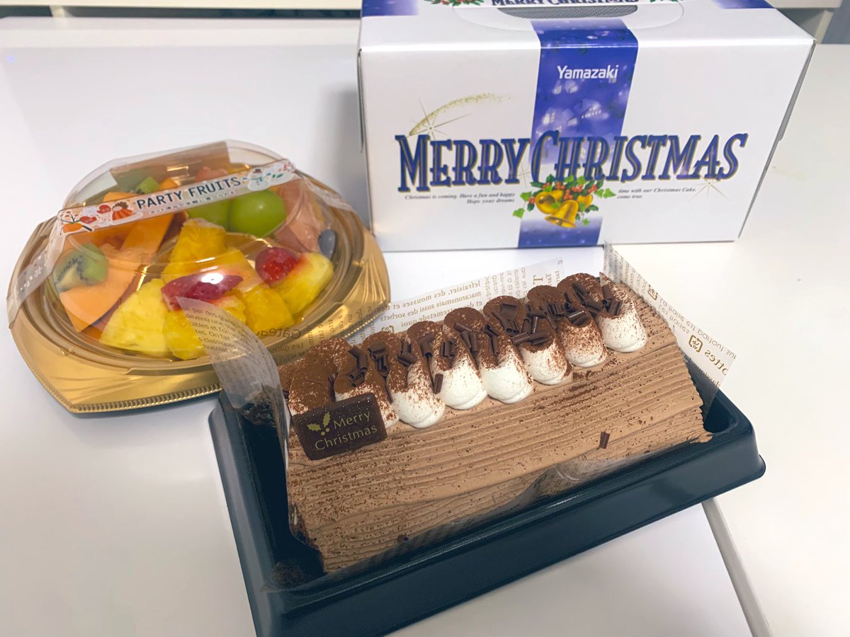 クリスマスイブ！
家族でクリスマスパーティー🎄✨
外ではサンタさんがピザの配達してたよ🍕🎅

#クリスマスイブ 
#家族団欒 
#クリスマスパーティー
 #サンタさん
 #ピザ 
#ハッピークリスマス