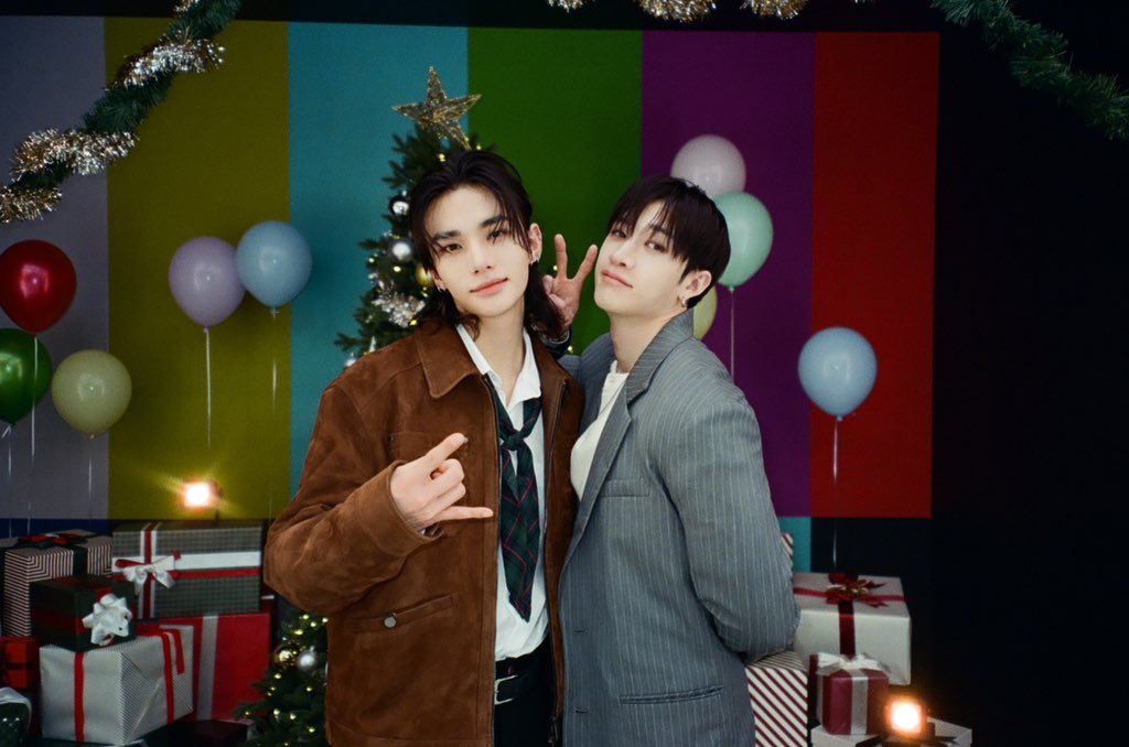 Stray_Kids_JP's tweet photo. Happy Holidays, STAY❣️

人混みの中でもSTAYだけ見てるよ💝
今年もスキズサンタのプレゼント期待してください🎁

#StrayKids
#スキズ
#SKZ_ChristmasLove https://t.co/6ZrxyvrLUl