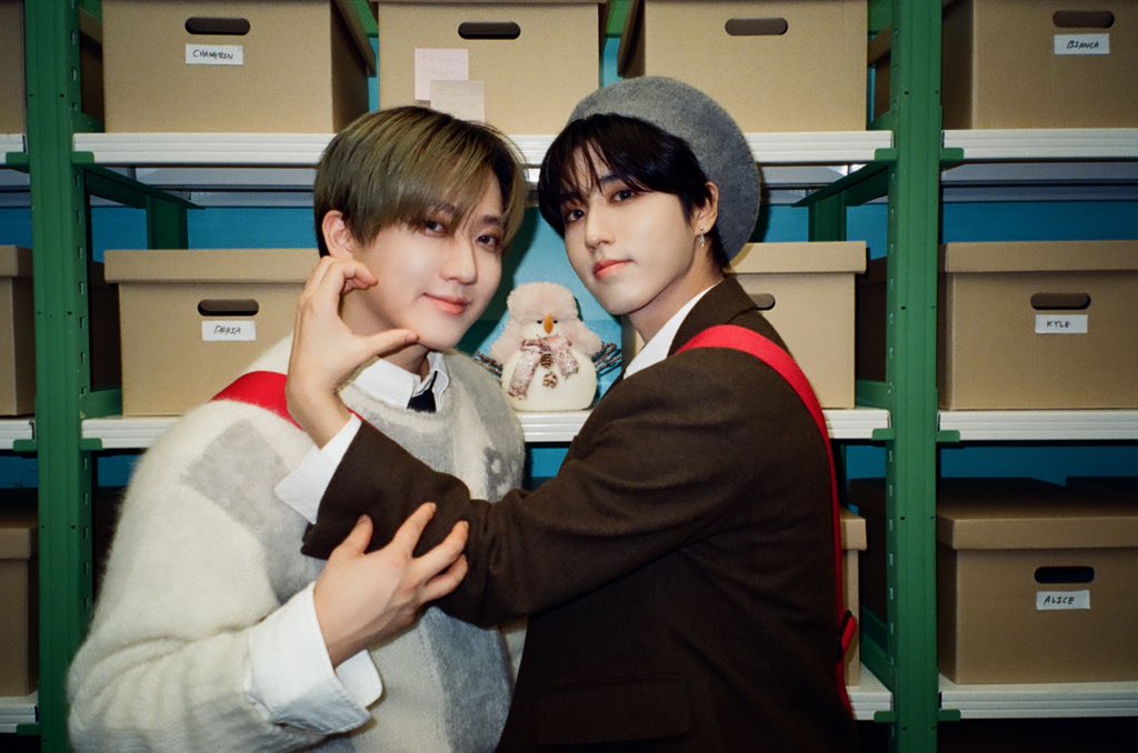 Stray_Kids_JP's tweet photo. Happy Holidays, STAY❣️

人混みの中でもSTAYだけ見てるよ💝
今年もスキズサンタのプレゼント期待してください🎁

#StrayKids
#スキズ
#SKZ_ChristmasLove https://t.co/6ZrxyvrLUl