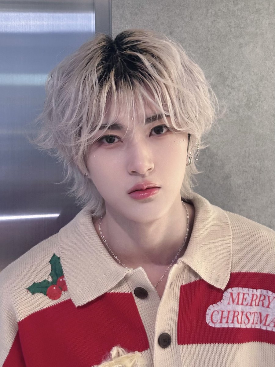 XODIAC_MEMBERS's tweet photo. [#리오] 

🎄 Merry Christmas
Ps. Christmas tree 😂

#XODIAC #소디엑 #LEO #리오 https://t.co/eZ8wSIHZXC