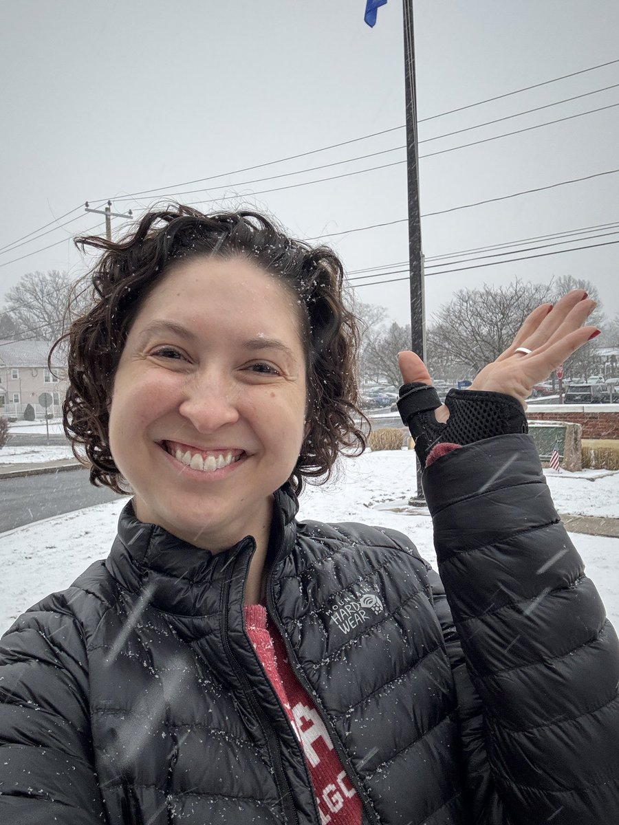 gretchemaben's tweet photo. Benefit of working in CT over the holidays - Looks like I’m getting a White Christmas! #FirstSnowOfTheSeason https://t.co/vRtlX8g9Cv