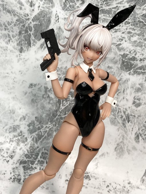 バニーちゃんの方は蝸之殼のバニーガール アイリン サンキスドVer.もうちょっとお尻周りのラインが綺麗だと良いんだけど可動との兼ね合いて難しいのかな。しかしそれをさしおいてもとにかく顔がイイ☺️1/12サイズで眼球可動まで仕込まれてるしスゴイ。 
