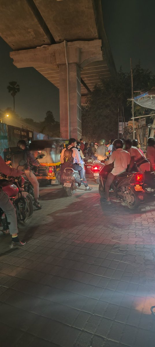 chennai_maami's tweet photo. @mybmc @MumbaiPolice horrible traffic on the way down to Hillcrest, JVLR, Sariput Nagar Road. No pathway for even people to walk. 2 wheelers have come on the wrong side to touch JVLR causing a jam, making it impossible for a car to enter. High time the entry to the road is fixed. https://t.co/QkIOH3npM7