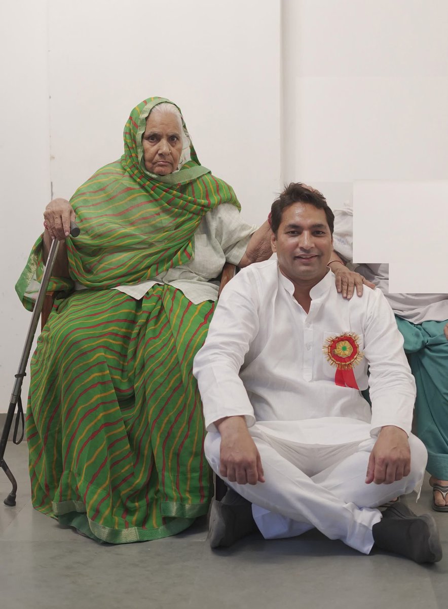 अत्यंत दुःखद समाचार है कि श्री महेंद्र चौधरी जी (राष्ट्रीय सह सचिव <a href="/AamAadmiParty/">AAP</a> ) की पूजनीय माताजी श्रीमती गौरा देवी धर्मपत्नी स्वर्गीय श्री रामबाबू जी का देहांत हो गया है। 

अंतिम यात्रा :
दिनांक: 25–Dec–2024, बुधवार, दोपहर 1.00 बजे जन सेवा केंद्र, महरौली से चलकर श्मशान भूमि ,