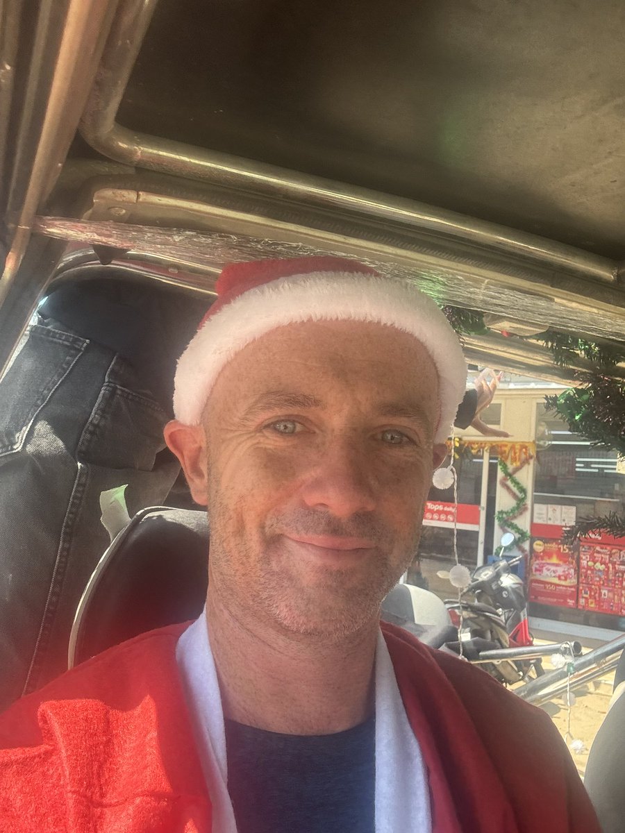 A little note to remind everybody that Christmas is very hard for some people. 

As an alcoholic of 25 years (nearly 4 sober now) as well as severe anxiety / depression sufferer here are some little things that might help understand friends / family suffering (1/8) 🧵