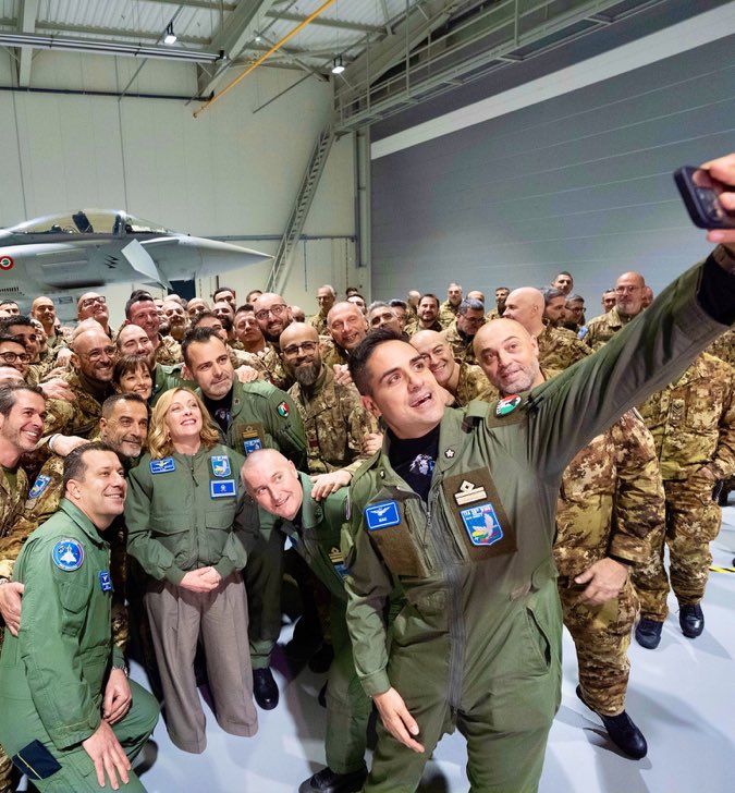 M49liberorso's tweet photo. Fermi tutti, chi ha fregato i piedi al Signor Presidente del Consiglio ? https://t.co/eAd6zCUKPR