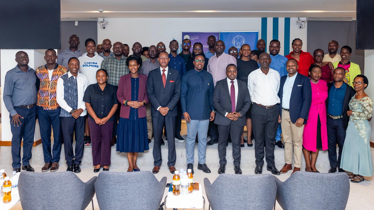 RwandaYouthArts's tweet photo. Today, the Ministry of Youth &amp; Arts and @RwandaYouth staff attended the handover ceremony as outgoing PS @ParfaitBus handed over to incoming PS @NgaboBrave. Staff &amp; Senior Management expressed gratitude to the outgoing PS for his leadership &amp; pledged support to the incoming PS. https://t.co/Hke7NXW2Ob