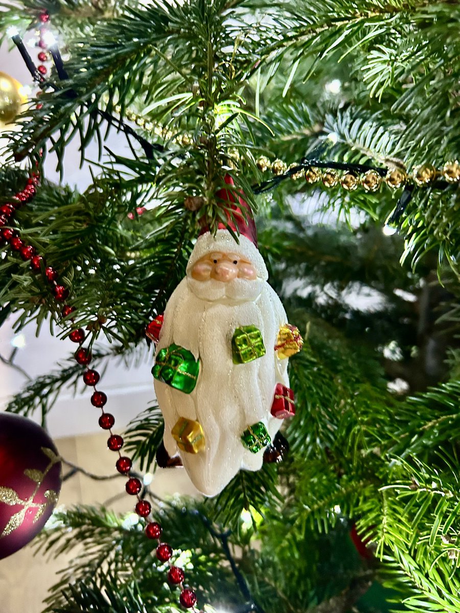 Życzę Wam, aby te Święta były czasem odpoczynku, spędzonym z najbliższymi, pełnym uśmiechu, spokoju i radości. Niech magia świątecznych chwil doda Wam sił i energii na nadchodzący rok.