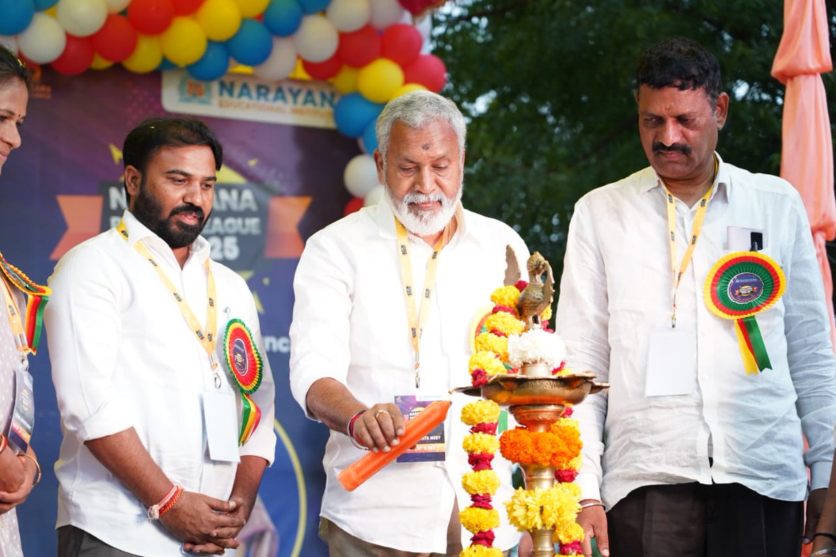 NaniPulivarthi's tweet photo. నారాయణ ఎడ్యుకేషనల్ ఇన్స్టిట్యూషన్స్ కాలూరు సమీపంలో గల నారాయణ పాఠశాలలో జోనల్ స్పోర్ట్స్ మీట్ కు ముఖ్య అతిథులుగా హాజరైన చంద్రగిరి ఎమ్మెల్యే పులివర్తి నాని గారు,శాప్ చైర్మన్ రవి నాయుడు గారు, ఇండియన్ హాకీటీం గోల్ కీపర్ రజిని గారు.

ఎమ్మెల్యే పులివర్తి నాని గారు మాట్లాడుతూ నారాయణ పాఠశాలలలో పిల్లలు చదువులతో పాటుగా క్రీడలకు ప్రాధాన్యమిస్తున్నారు. ప్రియతమ ముఖ్యమంత్రి నారా చంద్రబాబునాయుడు గారు విద్యార్థులలో క్రీడలపట్ల ఆసక్తిని పెంపొందించుకొనేవిధంగా ప్రోత్సహిస్తున్నారని తెలిపారు . క్రీడలతో శారీరక , మానసిక ఉల్లాసంతో పాటుగా విద్యార్థులలో నైతిక బలం, ఆరోగ్య అభివృద్ధి, పిల్లలను ఐకమత్యం, గెలుపు ఓటముల మధ్య ఉన్న తేడాను గుర్తించి వారి ఎదుగుదలకు తోడ్పాటును ఇస్తాయని తెలిపారు. క్రీడలలో గెలుపొందిన విద్యార్థినీ విద్యార్థులకు బహుమతులను ప్రధానం చేశారు.

#AdminPost #PulivarthiNani #ChandragiriConstituency #ChandragiriMLA