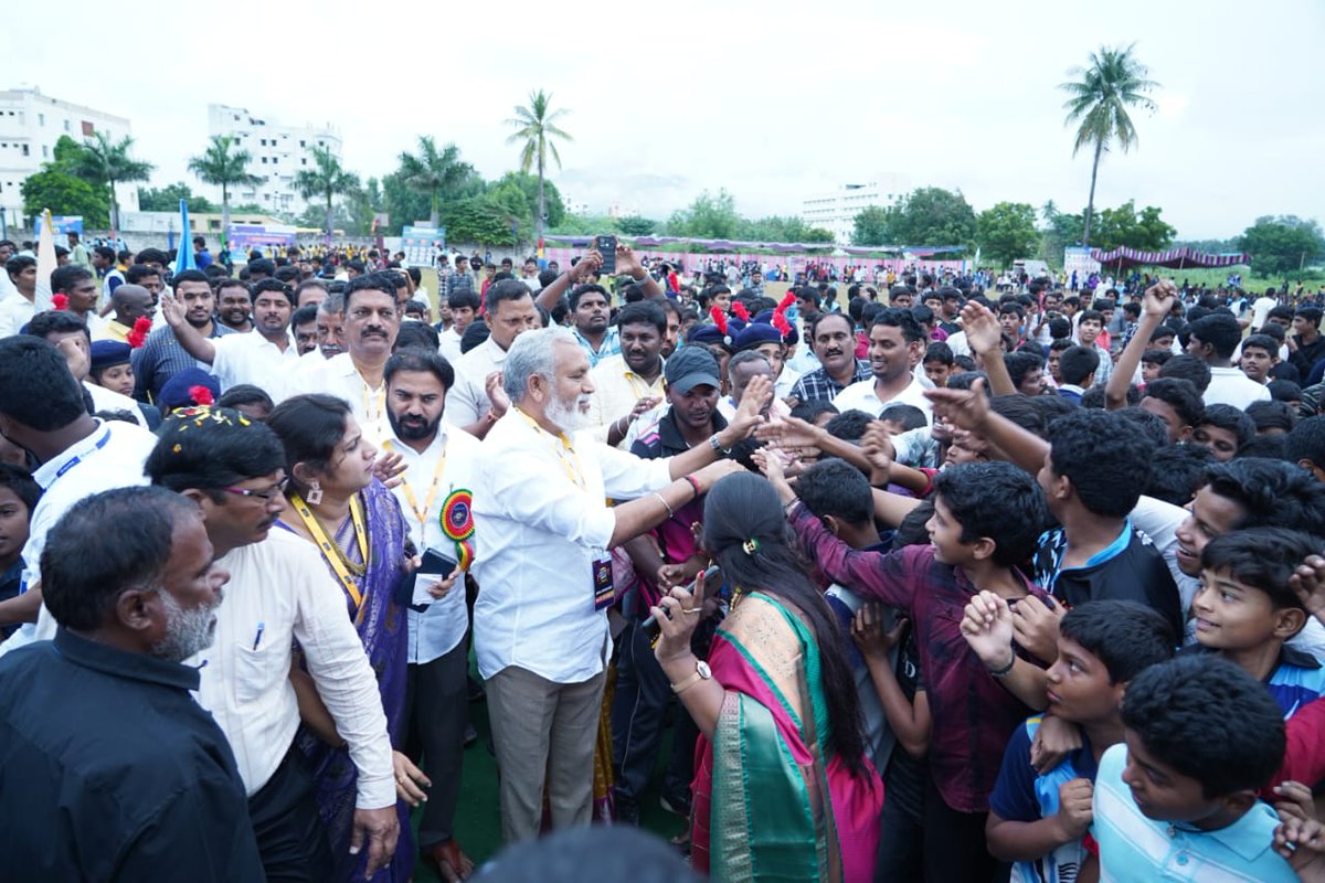 NaniPulivarthi's tweet photo. నారాయణ ఎడ్యుకేషనల్ ఇన్స్టిట్యూషన్స్ కాలూరు సమీపంలో గల నారాయణ పాఠశాలలో జోనల్ స్పోర్ట్స్ మీట్ కు ముఖ్య అతిథులుగా హాజరైన చంద్రగిరి ఎమ్మెల్యే పులివర్తి నాని గారు,శాప్ చైర్మన్ రవి నాయుడు గారు, ఇండియన్ హాకీటీం గోల్ కీపర్ రజిని గారు.

ఎమ్మెల్యే పులివర్తి నాని గారు మాట్లాడుతూ నారాయణ పాఠశాలలలో పిల్లలు చదువులతో పాటుగా క్రీడలకు ప్రాధాన్యమిస్తున్నారు. ప్రియతమ ముఖ్యమంత్రి నారా చంద్రబాబునాయుడు గారు విద్యార్థులలో క్రీడలపట్ల ఆసక్తిని పెంపొందించుకొనేవిధంగా ప్రోత్సహిస్తున్నారని తెలిపారు . క్రీడలతో శారీరక , మానసిక ఉల్లాసంతో పాటుగా విద్యార్థులలో నైతిక బలం, ఆరోగ్య అభివృద్ధి, పిల్లలను ఐకమత్యం, గెలుపు ఓటముల మధ్య ఉన్న తేడాను గుర్తించి వారి ఎదుగుదలకు తోడ్పాటును ఇస్తాయని తెలిపారు. క్రీడలలో గెలుపొందిన విద్యార్థినీ విద్యార్థులకు బహుమతులను ప్రధానం చేశారు.

#AdminPost #PulivarthiNani #ChandragiriConstituency #ChandragiriMLA