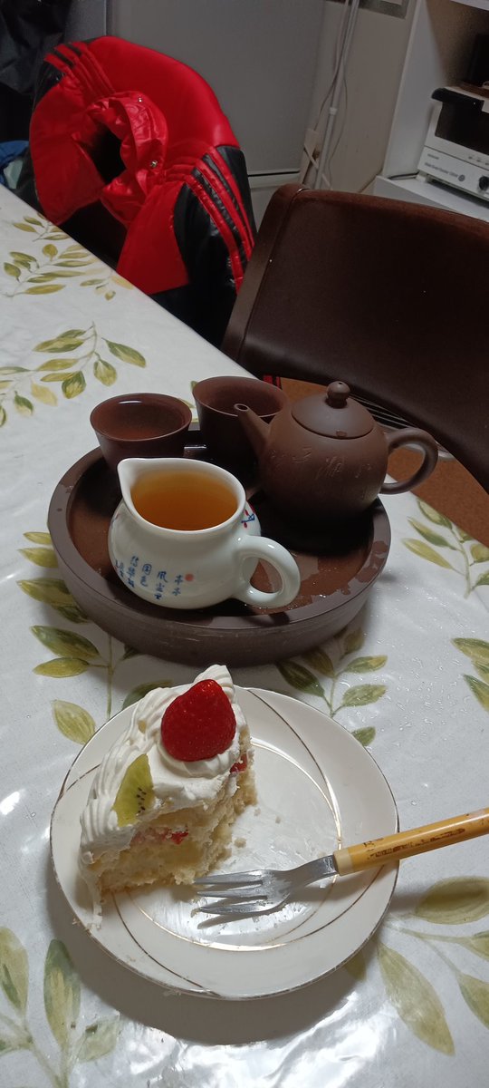 martial_snake's tweet photo. クリスマスケーキが最高のお茶請けになってるわ🐍 https://t.co/J2Da3HvQnC