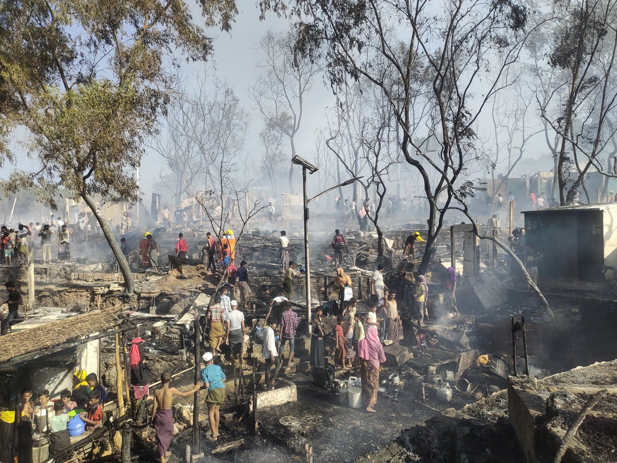KhurramAJK's tweet image. 🇧🇩 Massive fire in Camp-1W, Kutupalong, destroyed 1,000 shelters, leaving 4000+ homeless. Two dead, one of them a 6-year-old child and the other a 60-year-old elderly man; more than 20 others are still missing, most of them children.

#Rohingyas #KutupalongFire
@MohammedZonaid8📢