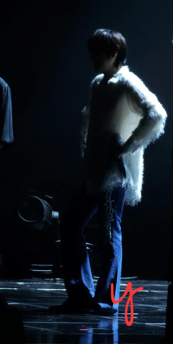 근데 이 옷 입고 브링잇온을 췄을 때는 진짜 도파민 폭발했다 

제가 3일 중 가장 가까운 좌석이라 눈에 한가득 담느라 영상은 없는데 

캐롤 부를 때는 >>천사같다였는데 
춤추는데 >>섹시하다, 반짝거린다 였음