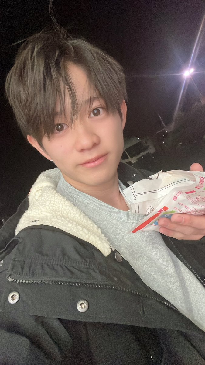 hyuga_shy_'s tweet image. 皆さんこんばんは〜😆河合彪雅です⭐️
みんなー明日はクリスマスだねー🎄🤶
今年のクリスマスはうがはメンバーのみんなと過ごします🥰
チキンとピザまんを食べながらサンタさんがいることを祈り今日は寝ます、😴
後少しでみんなに会えるからめっちゃ楽しみにしてる😊
#つば男YOUTH #だもんで