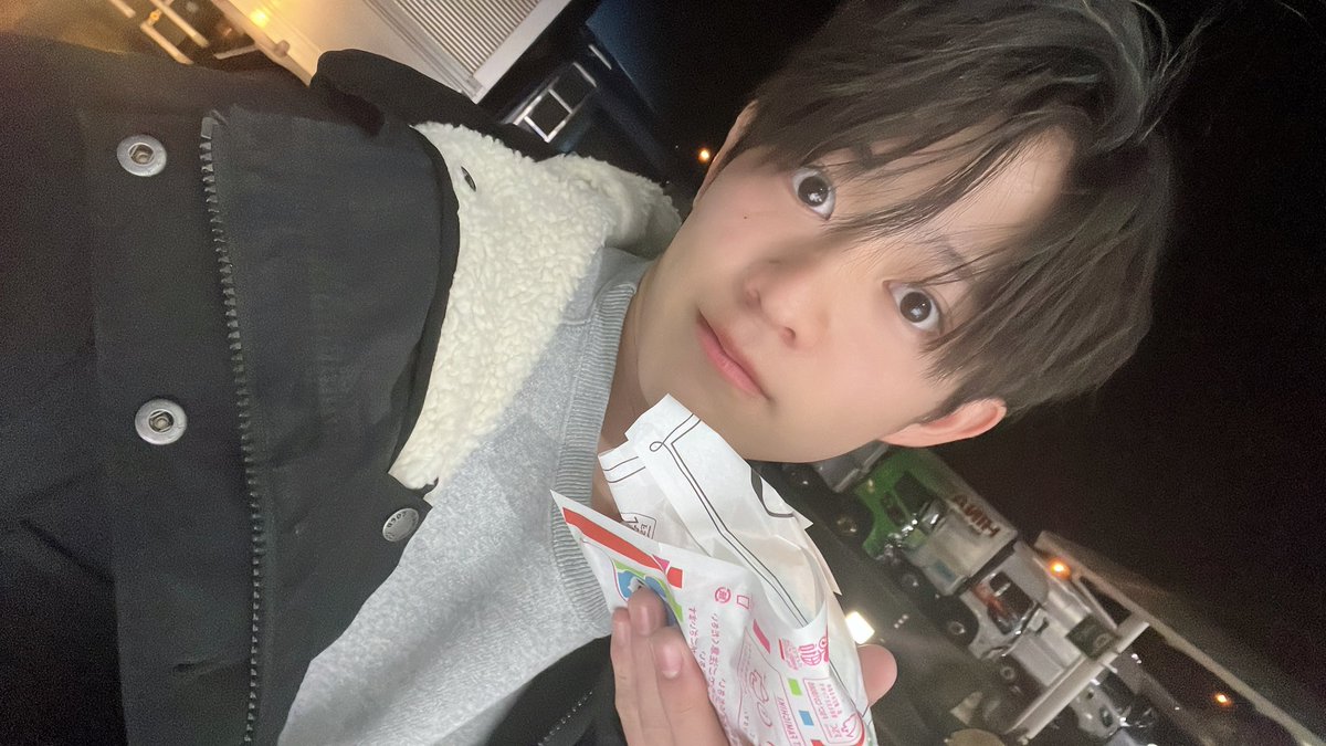 hyuga_shy_'s tweet image. 皆さんこんばんは〜😆河合彪雅です⭐️
みんなー明日はクリスマスだねー🎄🤶
今年のクリスマスはうがはメンバーのみんなと過ごします🥰
チキンとピザまんを食べながらサンタさんがいることを祈り今日は寝ます、😴
後少しでみんなに会えるからめっちゃ楽しみにしてる😊
#つば男YOUTH #だもんで