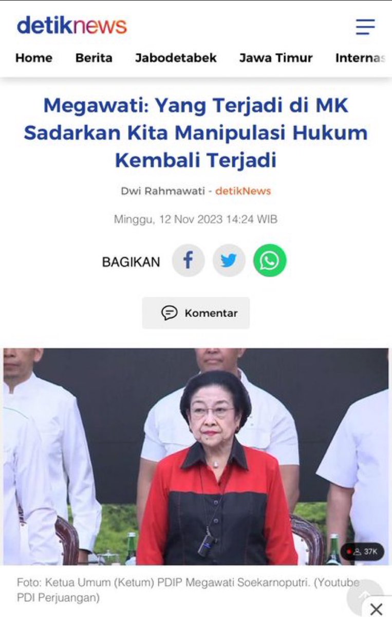 hasyimmah's tweet photo. PDIP dari dulu memang banyak omong kosong.

Misal soal keputusan MK mengenai Gibran. Awalnya membuka kemungkinan Gibran jadi wakilnya Ganjar, tapi begitu Gibran pikih Prabowo, putusan MK-nya diprotes. Omong kosong!

Belum lagi ketika PDIP angkat isu penculikan kepada Prabowo di Pilpres 2024 padahal di tahun 2009, Prabowo adalah cawapres PDIP. Omong kosong!

Lalu soal PPN 12%. Sekarang PDIP seperti pahlawan rakyat ketika melawan PPN 12%. Padahal PDIP juga yang ikut memutuskan itu. Omong kosong!

Dan sekarang Hasto dijadikan tersangka katanya politis. Dulu ketika menteri-menteri Nasdem ditangkepin, bilangnya nggak politis. Omong kosong!

Saya nggak pernah setuju Putusan MK yang "memberi jalan" ke Gibran. Saya juga nggak setuju dengan politik dinasti yang dilakukan Jokowi.

Saya pun tak setuju PPN 12% diberlakukan dalam kondisi ekonomi seperti sekarang.

Tapi, kalau semua itu yang ngomong adalah orang PDIP, bagi saya itu semua omong kosong belaka.

Isuk dele sore tempe!. Nggak perlu didengarkan kalau yang ngomong dari PDIP. Hanya omong kosong!