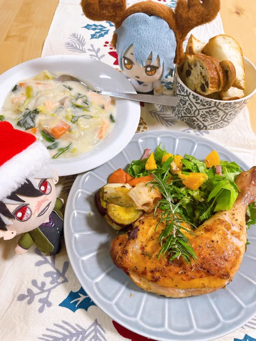 こんな夜中になりましたがディナーです ローストチキン&amp;根菜のグリル オレンジと胡桃入りサラダ サーモンと白菜のクリーム煮