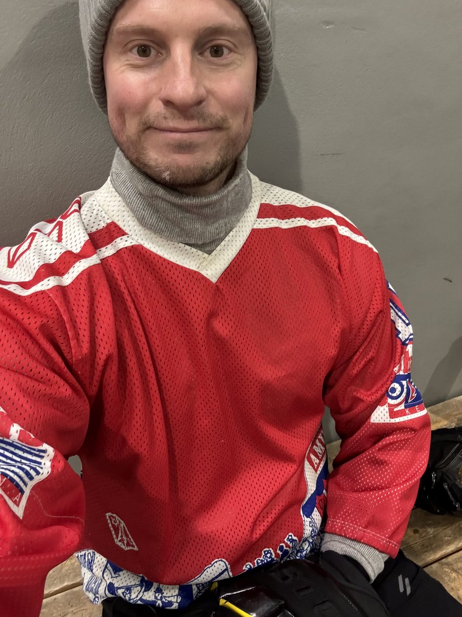 Aattoaamupäivänä perinteiset pipolätkäpelit. Hyvää ja rauhallista joulua kaikille. Pelipaitana muuten Keravan Shakersin sotisopa suoraan ysärin alusta. 🎄