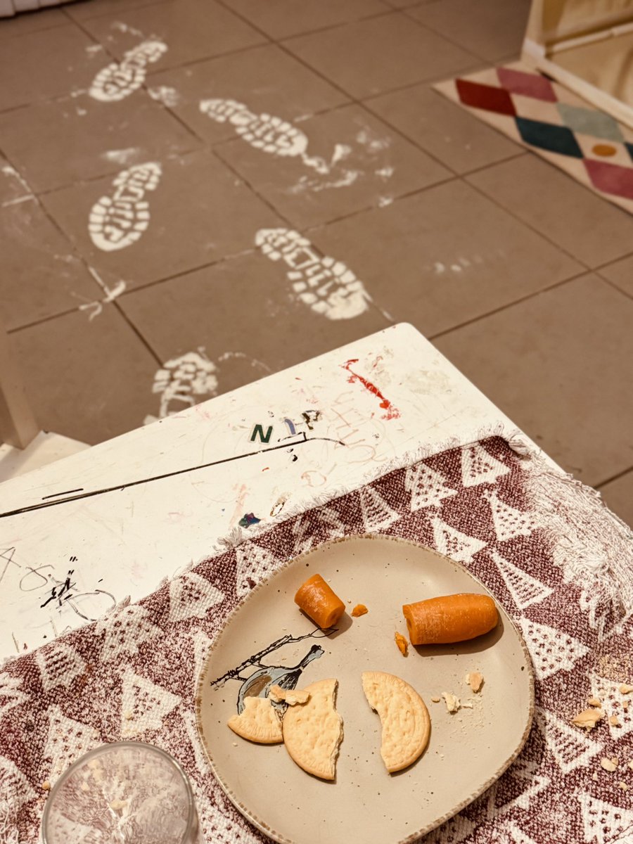 nextdoorcaloy's tweet photo. #Santa came to visit our house Down Under. The kids are gonna love this when they wake up in the morning! #Christmas #Christmas2024 #SantaClaus #MerryChristmas https://t.co/Avwc5PmD1h