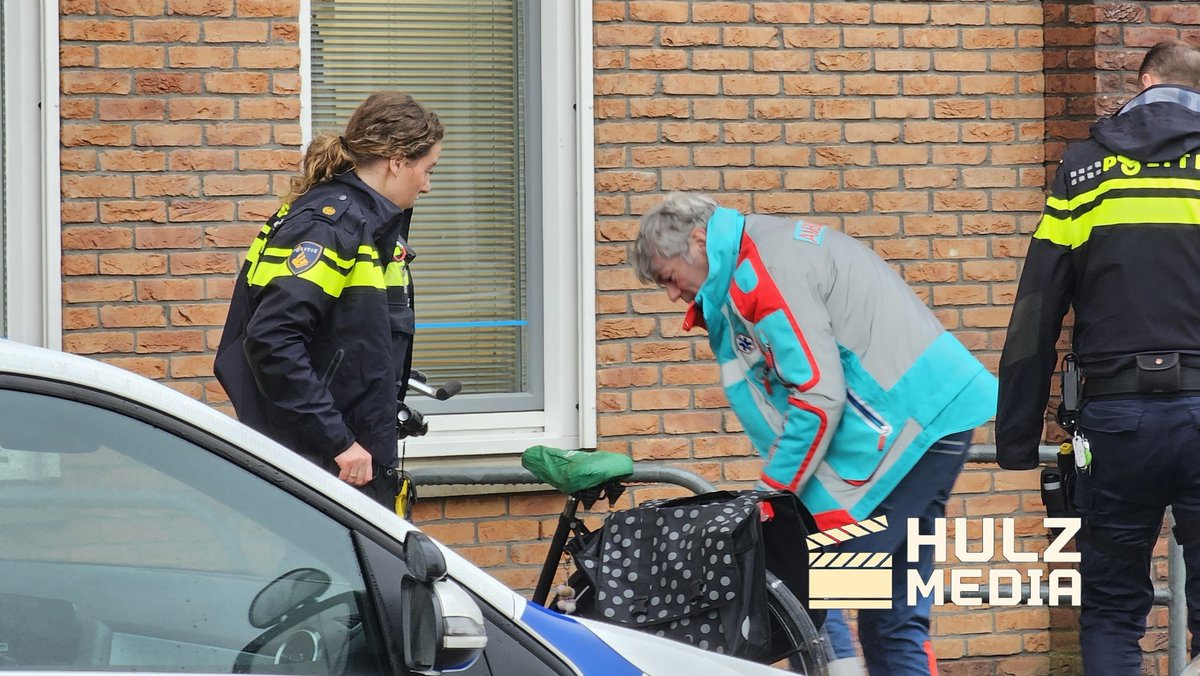 Vrouw valt hard van fiets in Elburg