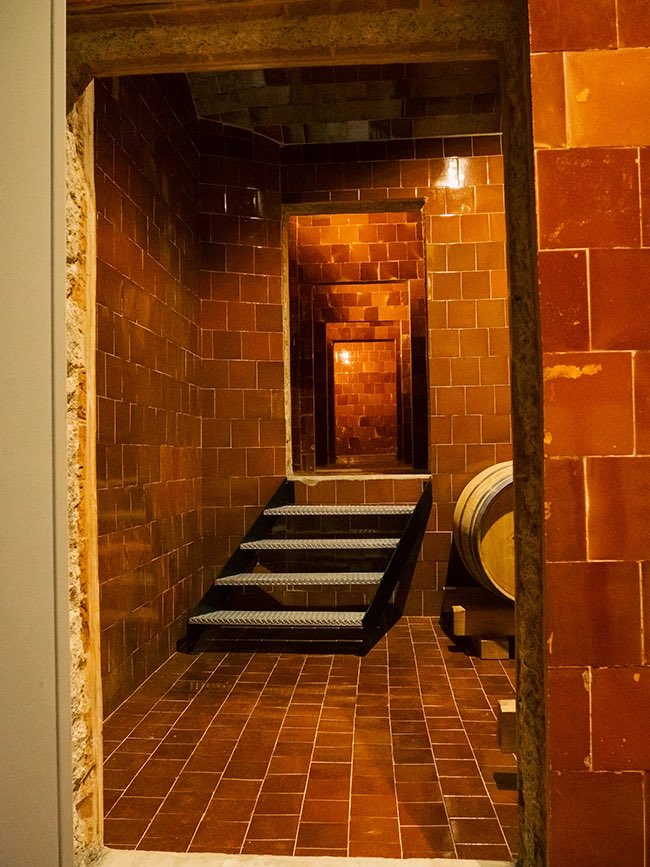 marcpareta's tweet photo. Fa uns mesos vaig visitar Cellers Cairons, l’únic celler en funcionament dins del nucli de Vilafranca. Un petit projecte, liderat per l’Oriol, que em va sorprendre per la qualitat dels seus vins i pel seu emplaçament, al bell mig del carrer d’Amàlia Soler https://t.co/yFX9cICEf8 https://t.co/ZVa6YUQoA1