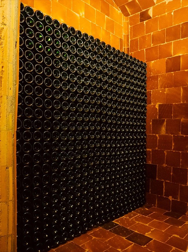 marcpareta's tweet photo. Fa uns mesos vaig visitar Cellers Cairons, l’únic celler en funcionament dins del nucli de Vilafranca. Un petit projecte, liderat per l’Oriol, que em va sorprendre per la qualitat dels seus vins i pel seu emplaçament, al bell mig del carrer d’Amàlia Soler https://t.co/yFX9cICEf8 https://t.co/ZVa6YUQoA1