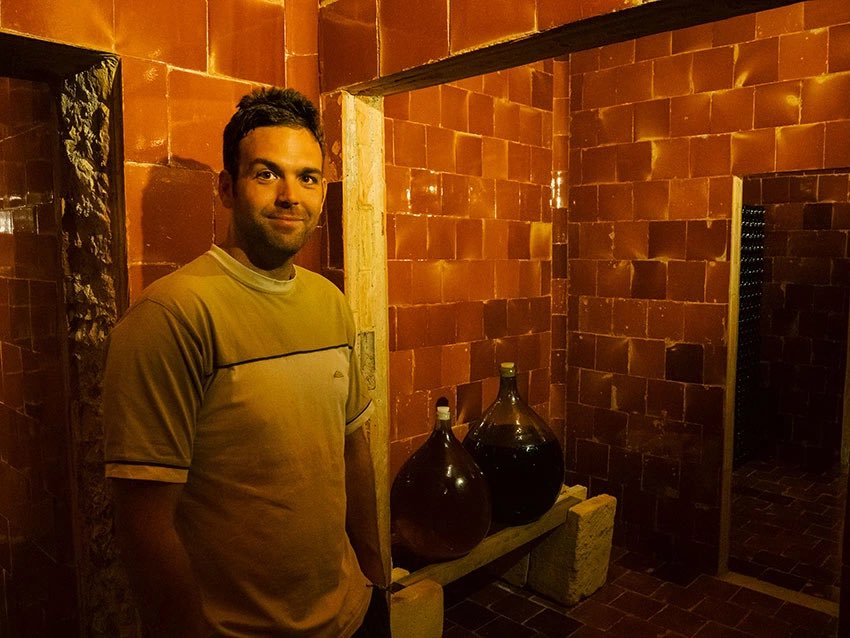 marcpareta's tweet photo. Fa uns mesos vaig visitar Cellers Cairons, l’únic celler en funcionament dins del nucli de Vilafranca. Un petit projecte, liderat per l’Oriol, que em va sorprendre per la qualitat dels seus vins i pel seu emplaçament, al bell mig del carrer d’Amàlia Soler https://t.co/yFX9cICEf8 https://t.co/ZVa6YUQoA1
